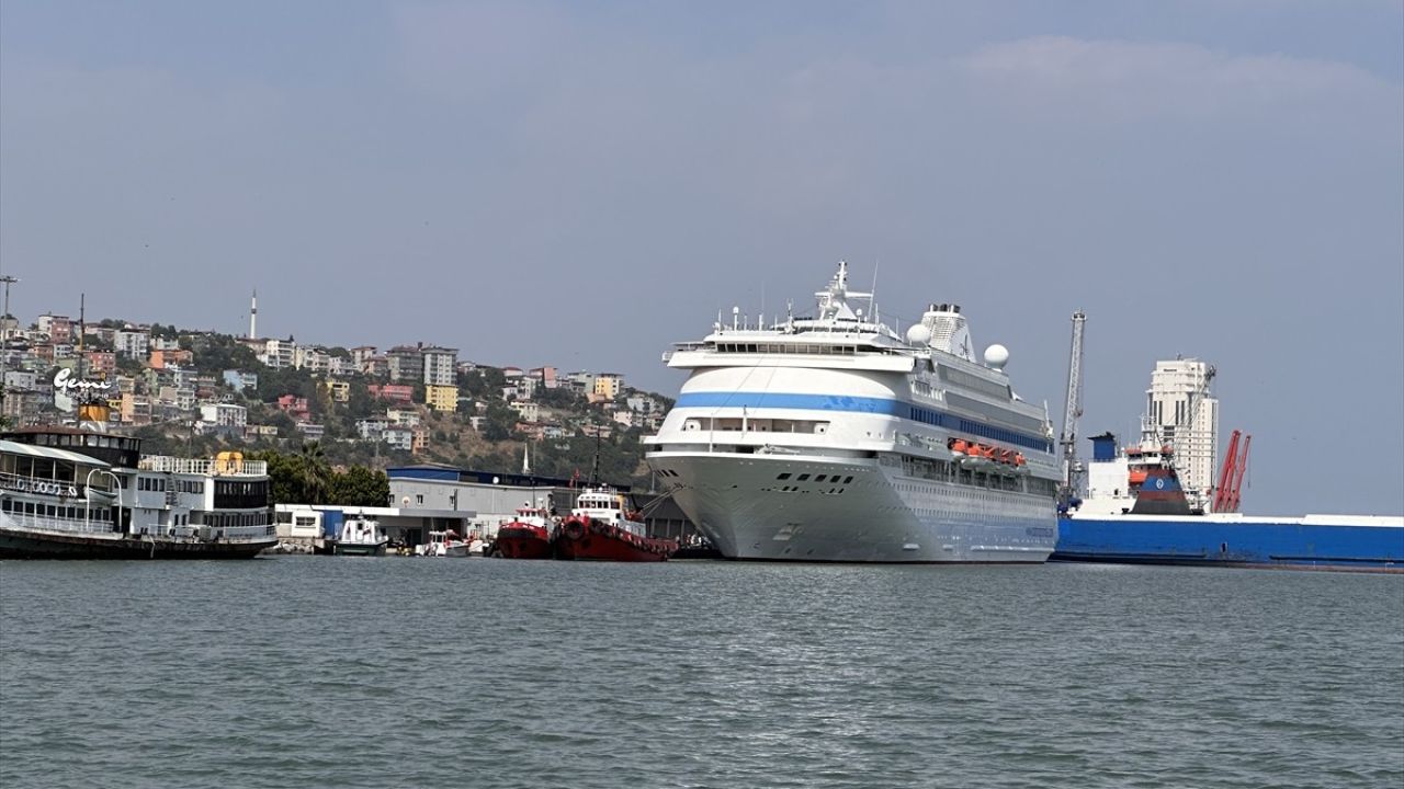 Astoria Grande Kruvaziyeri Samsun Limanı'na Ulaştı