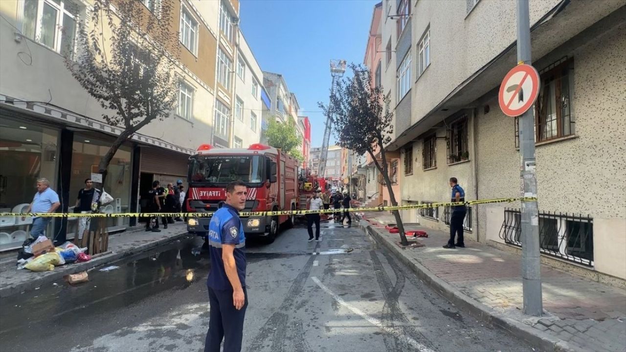 Gaziosmanpaşa'da Çatı Yangını Kontrol Altına Alındı