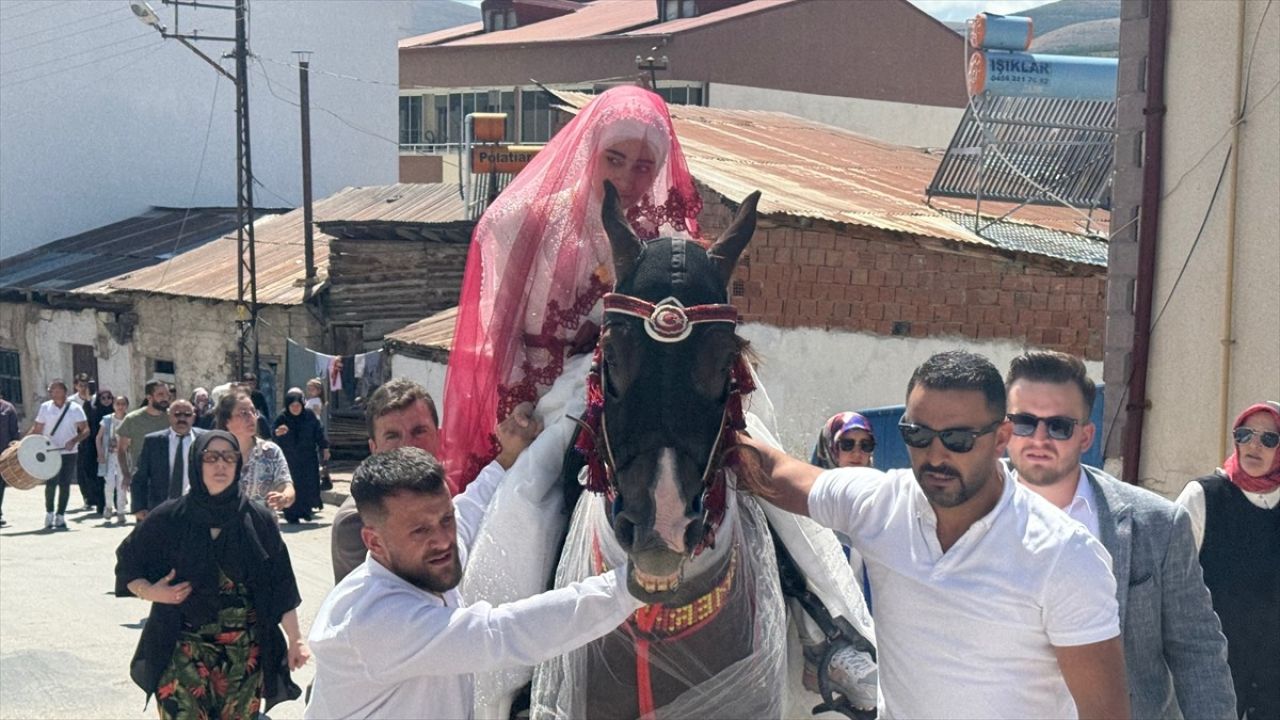 Bayburt'ta Gelinler Ata Binerken