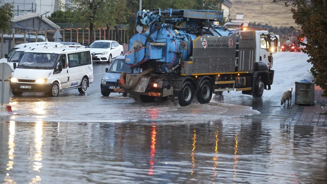 Gaziantep'te Sağanak Yağış Hayatı Olumsuz Etkiledi