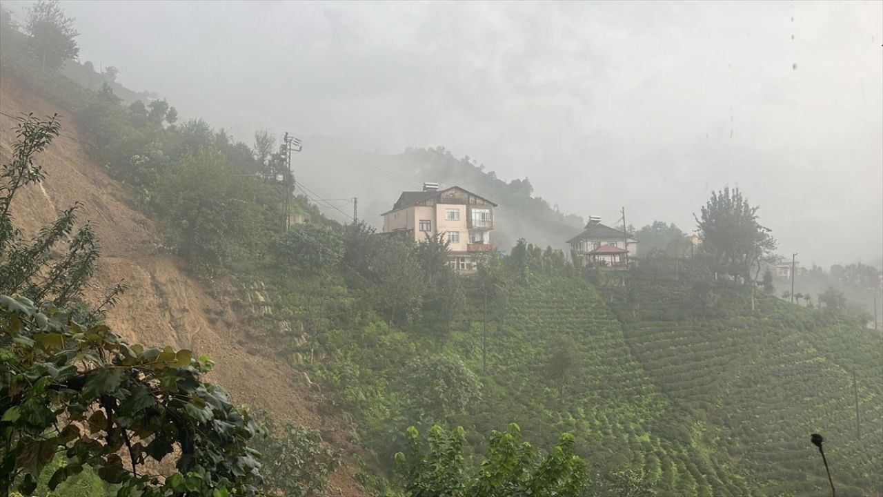 Rize'de Şiddetli Sağanak Yağış Etkili Oldu