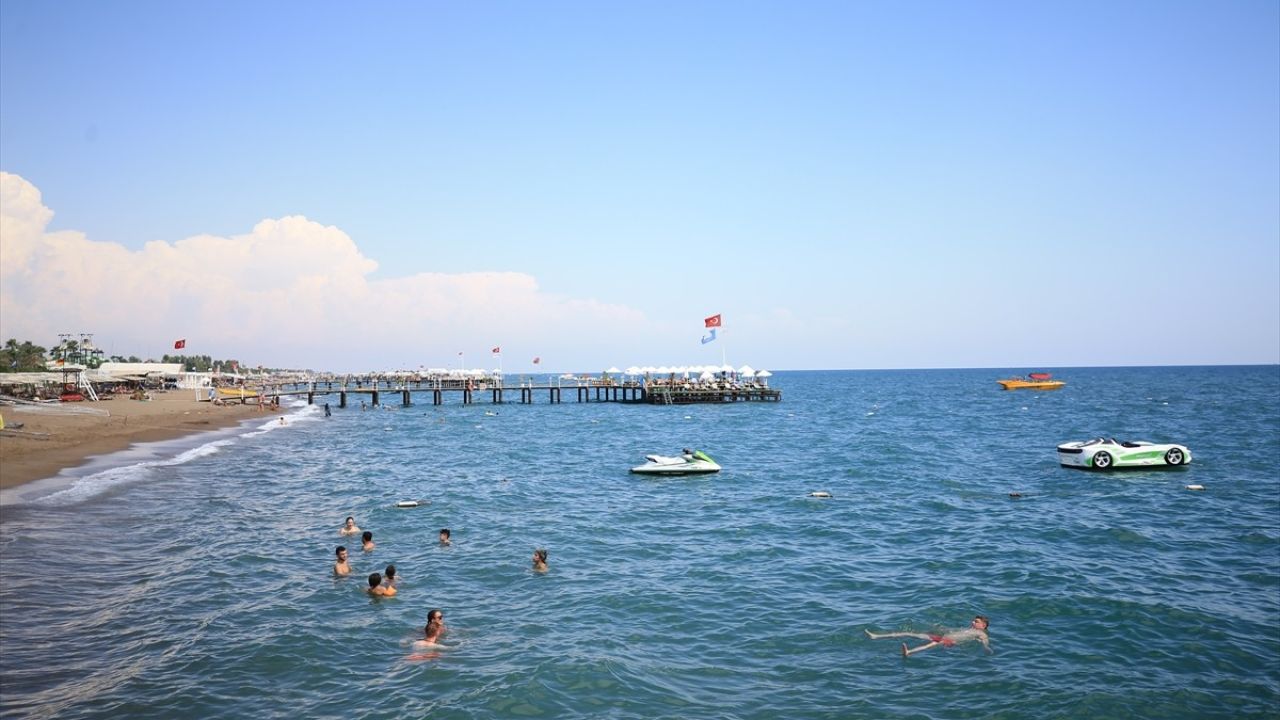 Antalya'da Sıcak Hava ve Tatil Eğlenceleri