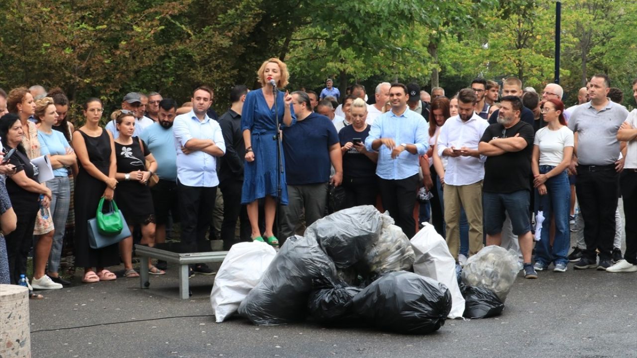 Arnavutluk'ta Belediye Başkanı Veliaj'a İstifa Çağrıları Sürüyor