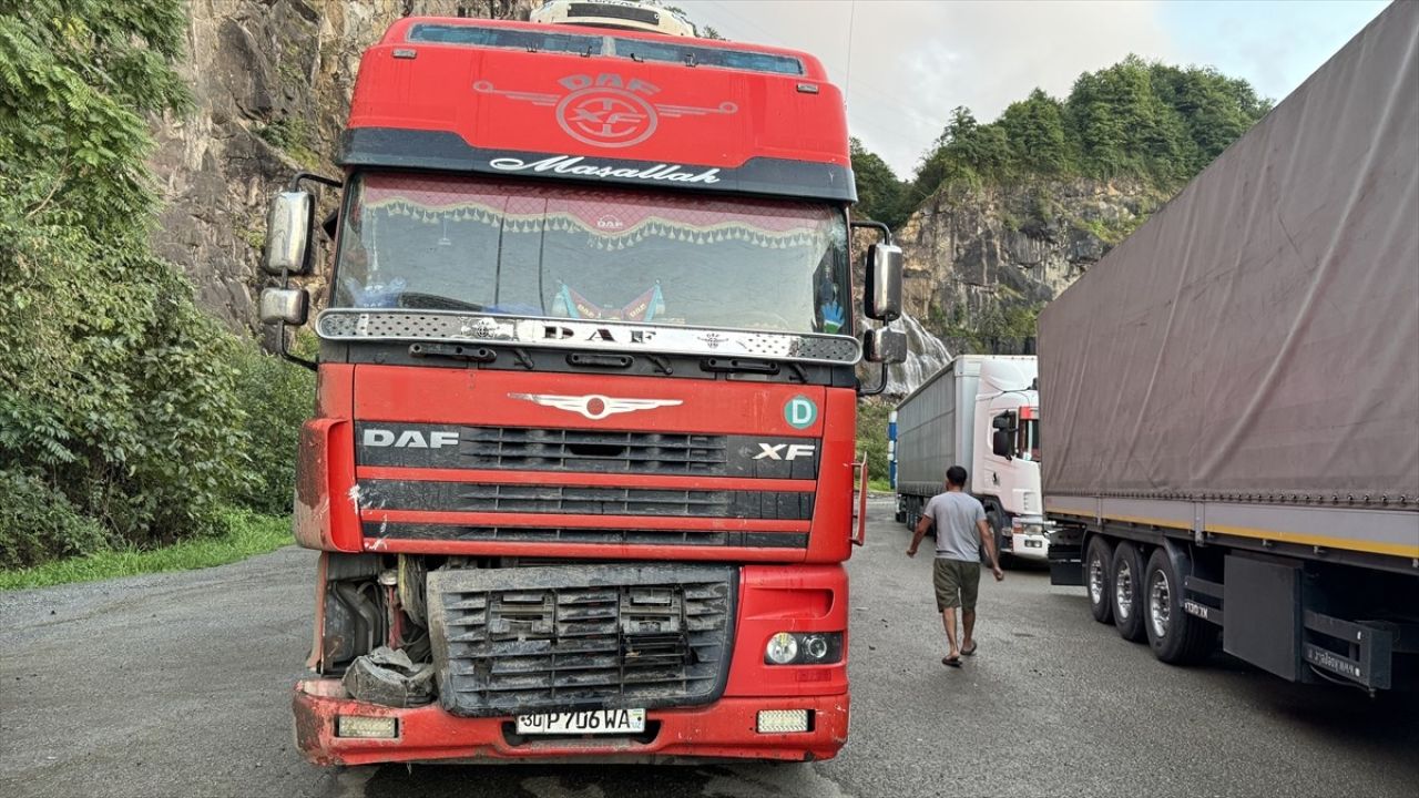 Artvin'de Heyelan Sonrası Tırlar Zarar Gördü