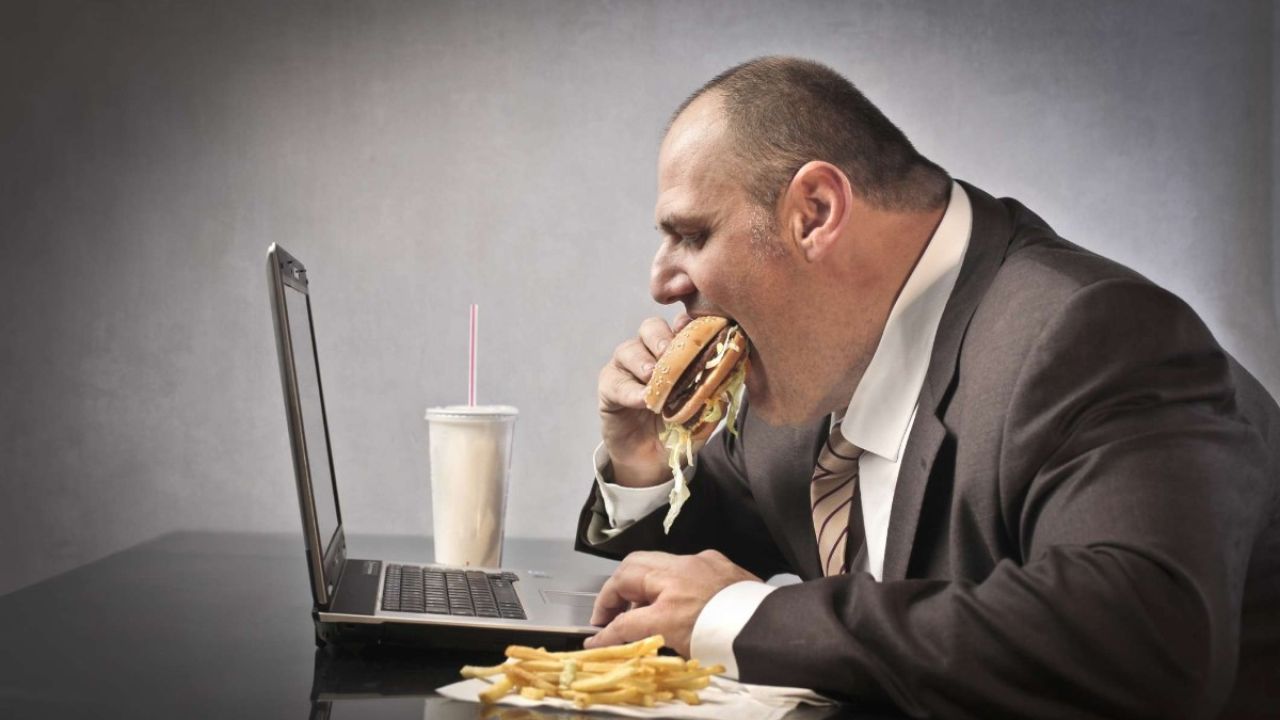 TV başında yemek yemek obezite hastalığını meydana getirebilir