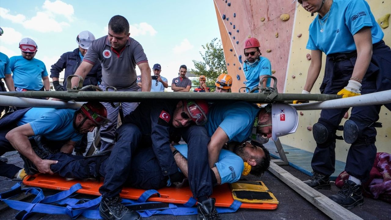 Anadolu Ajansı Personeli, Arama Kurtarma Eğitimini Başarıyla Tamamladı