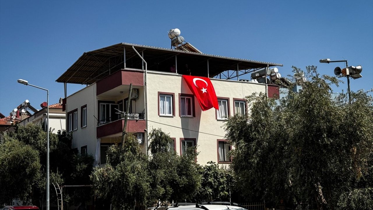 Ayşenur Ezgi Eygi İçin Türk Bayrakları Asıldı