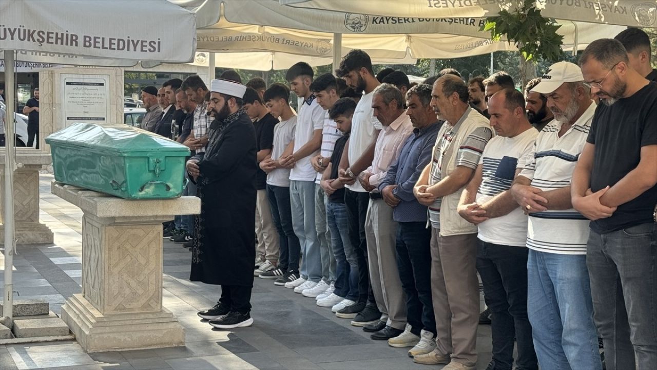 Kayseri'de Silahlı Kadın Cinayeti: Cenaze Töreni Düzenlendi