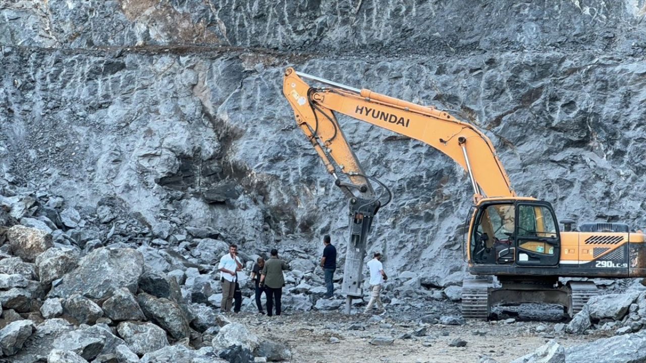 Samsun Tekkeköy'de Taş Ocağında Patlatma Sonrası Araçlara Taş Düştü