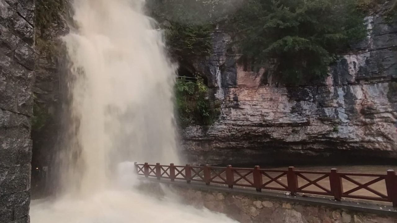 Trabzon'da Çal Mağarası'nda Sağanak Nedeniyle Mahsur Kalan Turistler Kurtarıldı