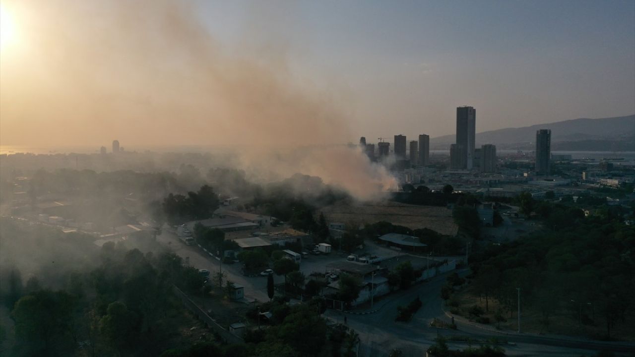 İzmir'deki Su Depolama Alanında Yangın Kontrol Altında