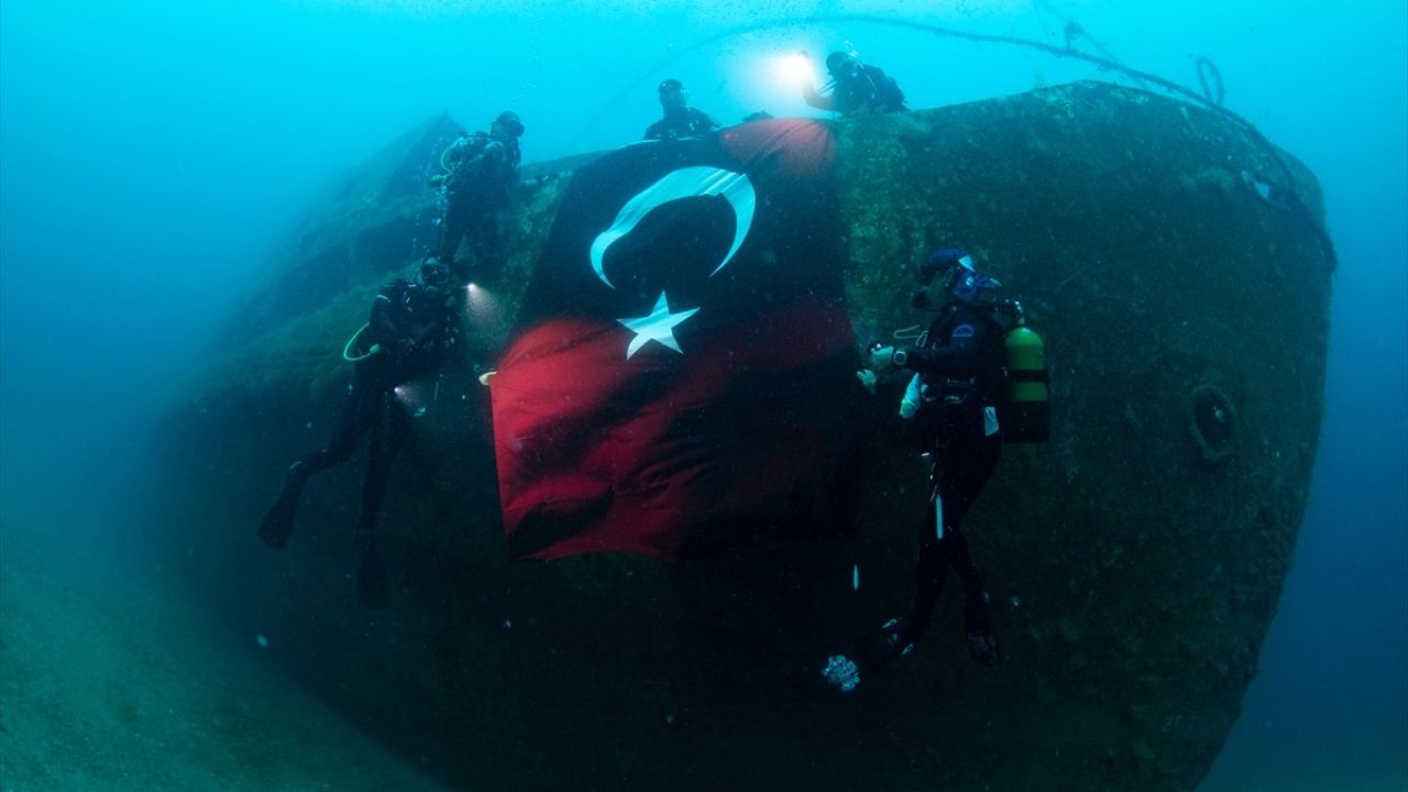 İzmir'de Dalgıçlar, 9 Eylül'ü Su Altında Türk Bayrağı ile Kutladı