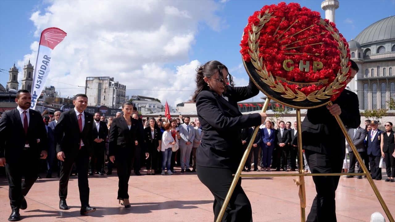 CHP, 101. Yılını Taksim Cumhuriyet Anıtı'nda Kutladı