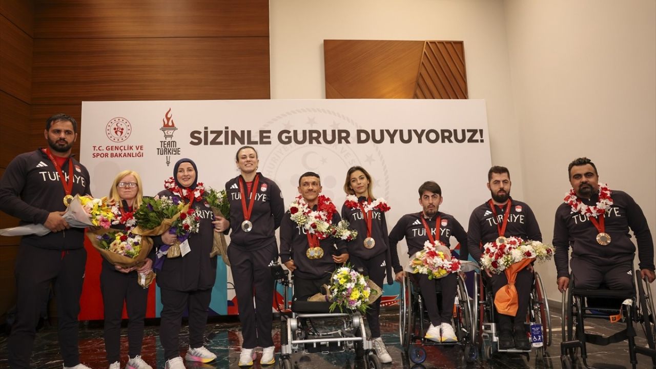 Paris 2024 Paralimpik Oyunları'nda Şampiyonluk Yaşayan Sporcular Türkiye'ye Döndü