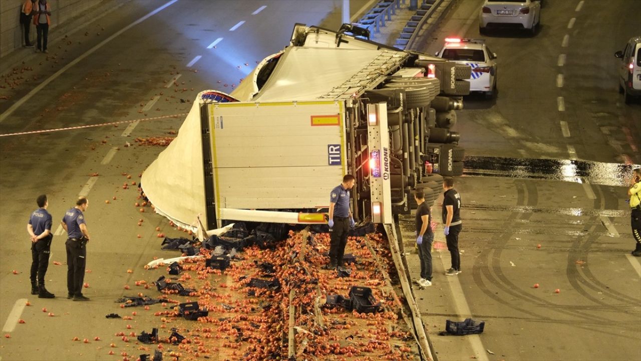 Konya'da Domates Yüklü Tır Devrildi, Sürücü Hayatını Kaybetti