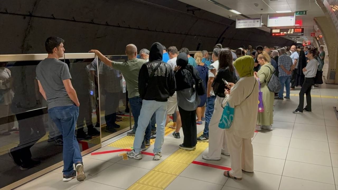 İstanbul'da Metro Arızası Yolcuları Mağdur Etti