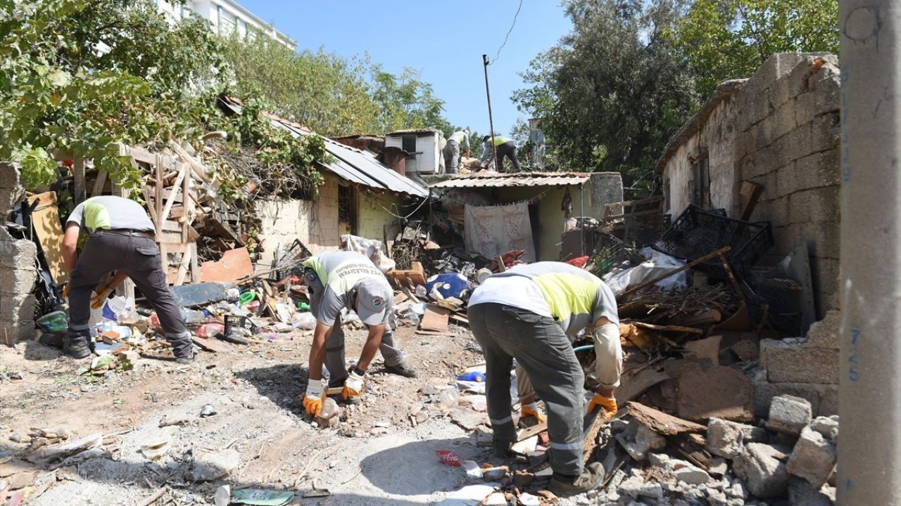 Antalya'da Gecekondudan 14 Kamyon Çöp Temizlendi