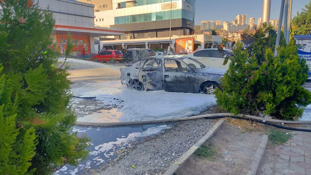 Tokat'ta Park Halindeki Araçta Yangın Çıktı