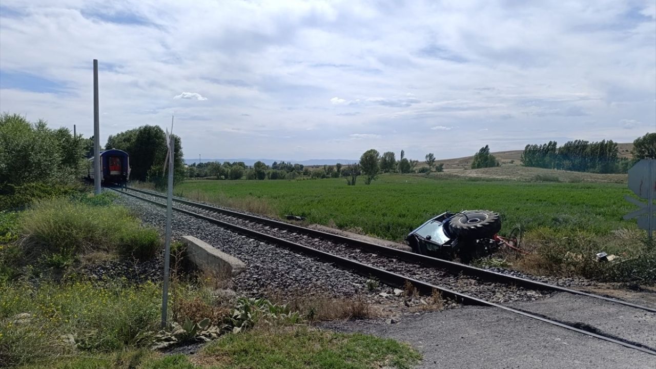 Afyonkarahisar'da Tren-Traktör Kazası: Sürücü Yaralandı