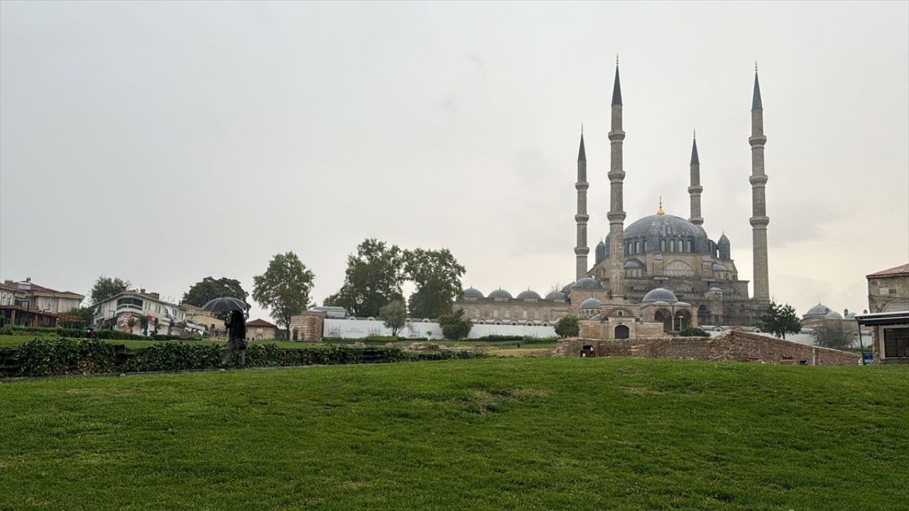 Edirne'de Kuvvetli Sağanak Yağış Hayatı Olumsuz Etkiliyor