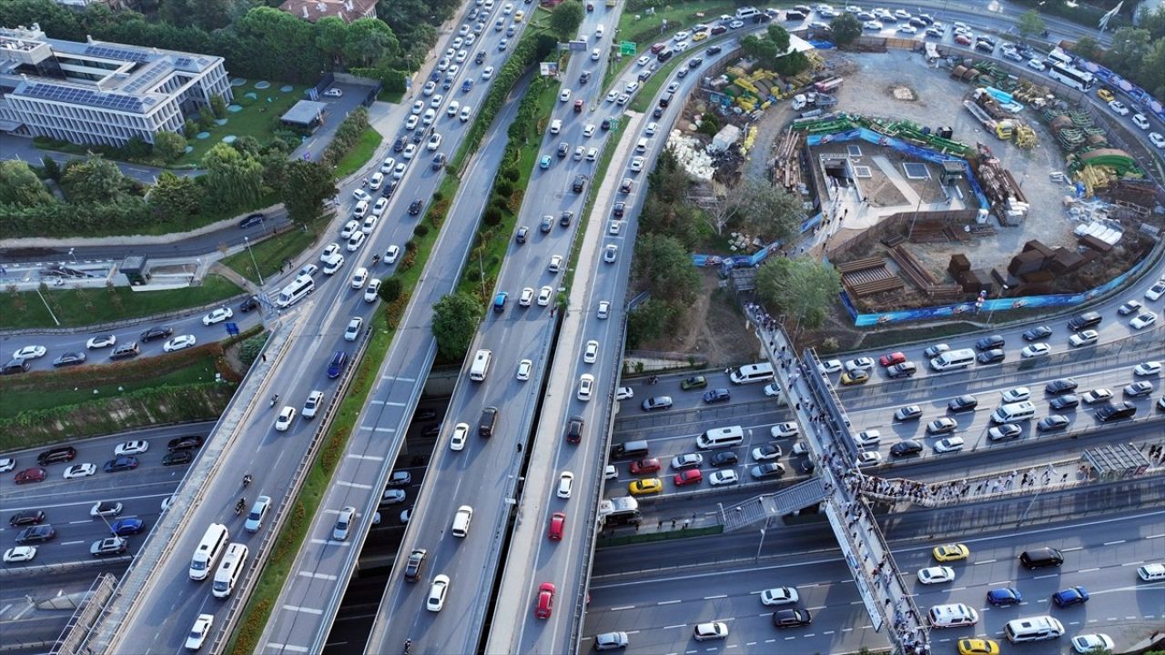 İstanbul'da Trafik Yoğunluğu Artıyor: İş Günü Etkileri