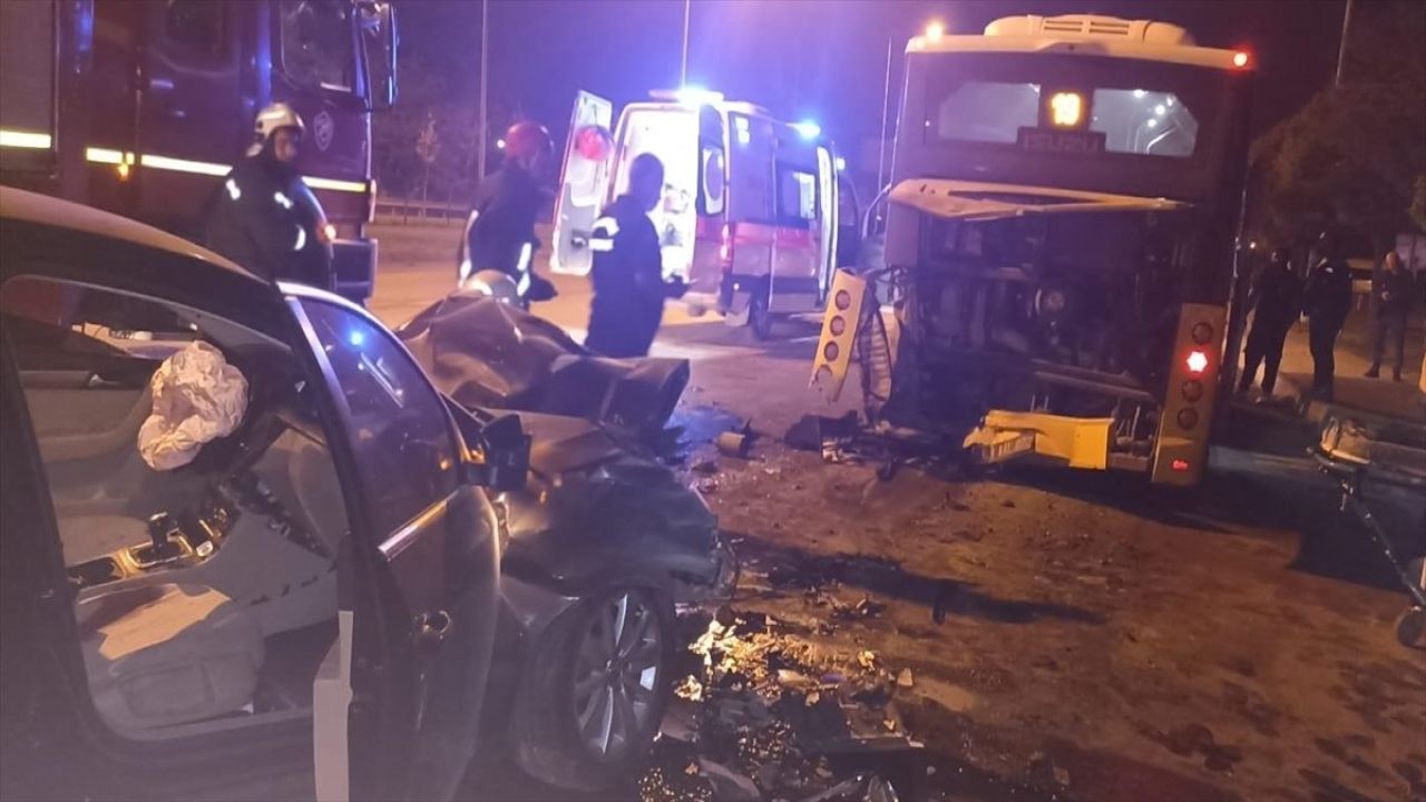 Afyonkarahisar'da Üç Araçla Meydana Gelen Trafik Kazası: 1 Ölü, 7 Yaralı