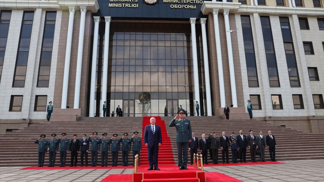 Yaşar Güler, Kazakistan Savunma Bakanı ile Görüşme Gerçekleştirdi