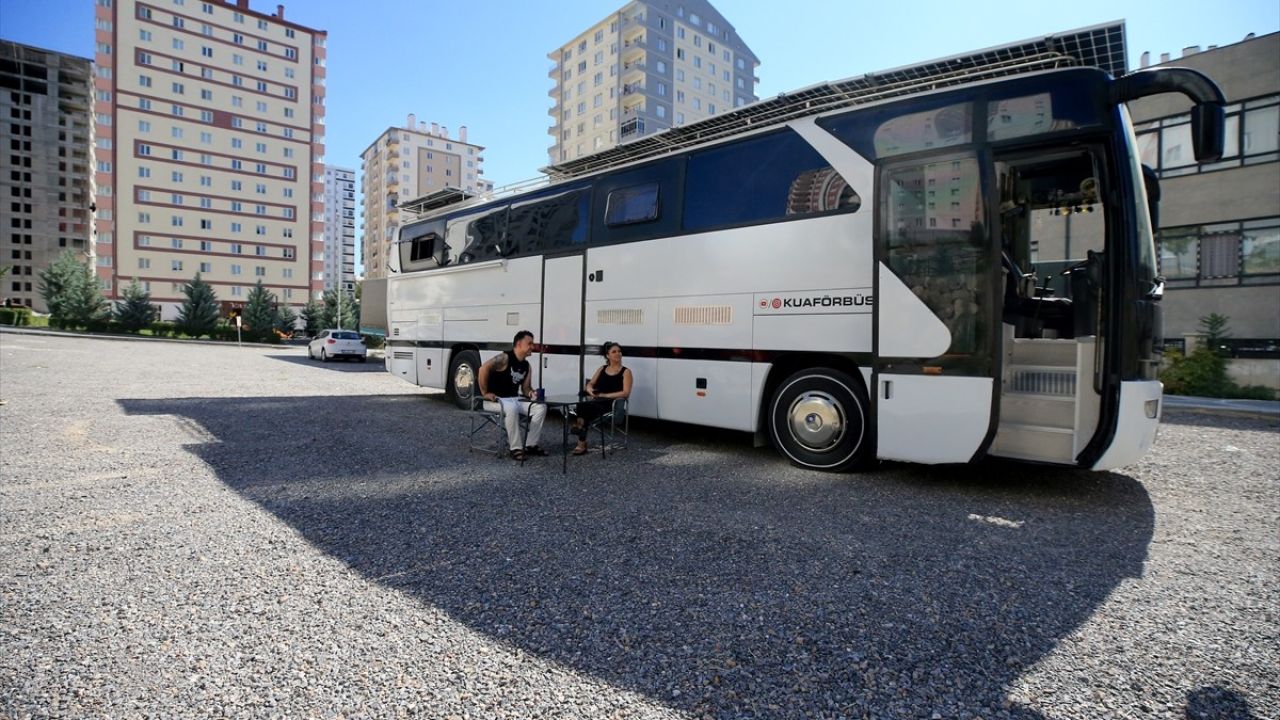 Kayseri'de Karavana Dönüştürülen Otobüs: Hem Ev Hem İş Yeri