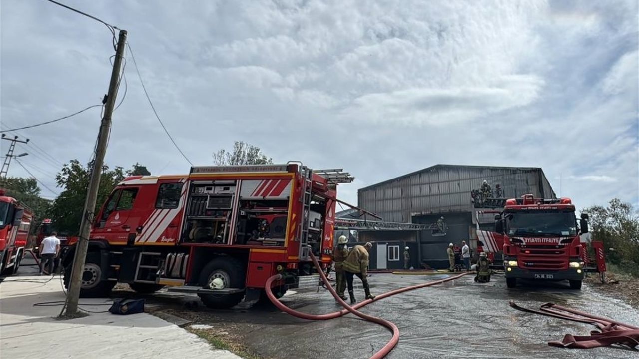 Çatalca'daki Eldiven Fabrikasında Yangın Çıktı