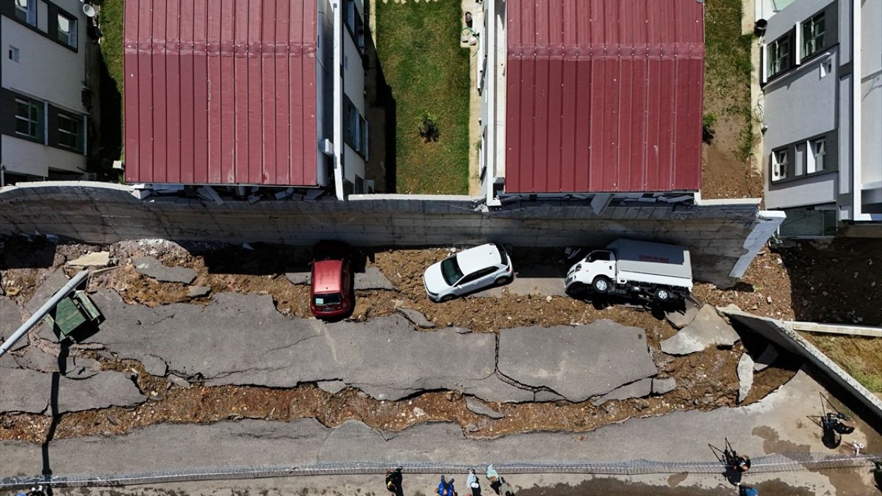 İzmir Menderes'te Sel Felaketi: Yollar Çöktü, Evler Sula Battı