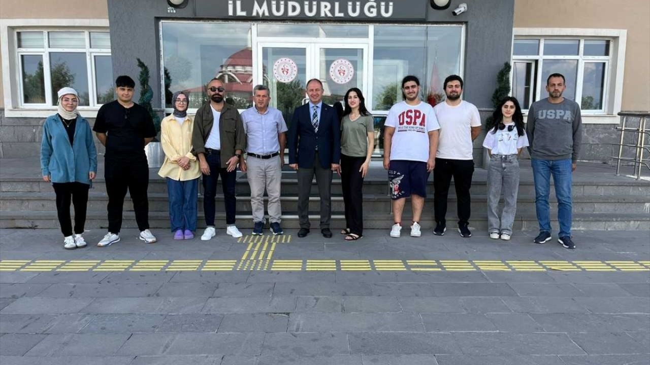 Erzurum Tiyatro Ekibi Deprem Bölgesine Moral İçin Yola Çıktı