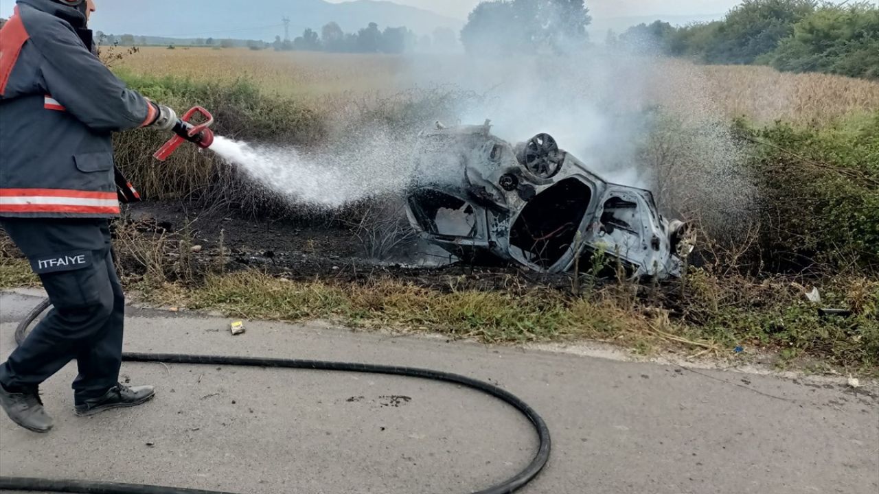 Sakarya'da Devrildikten Sonra Yanan Otomobil