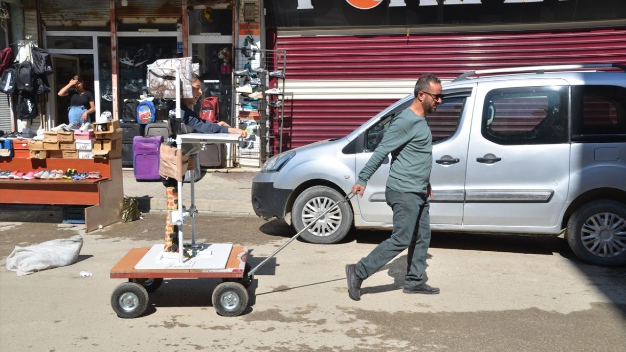 Serebral Palsili Oğluna Özel Tekerlekli Sehpa Yapan Baba