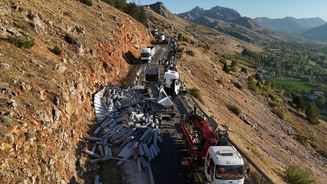 Kahramanmaraş'ta Kumaş Yüklü Tır Devrildi, Yol Trafiğe Kapandı