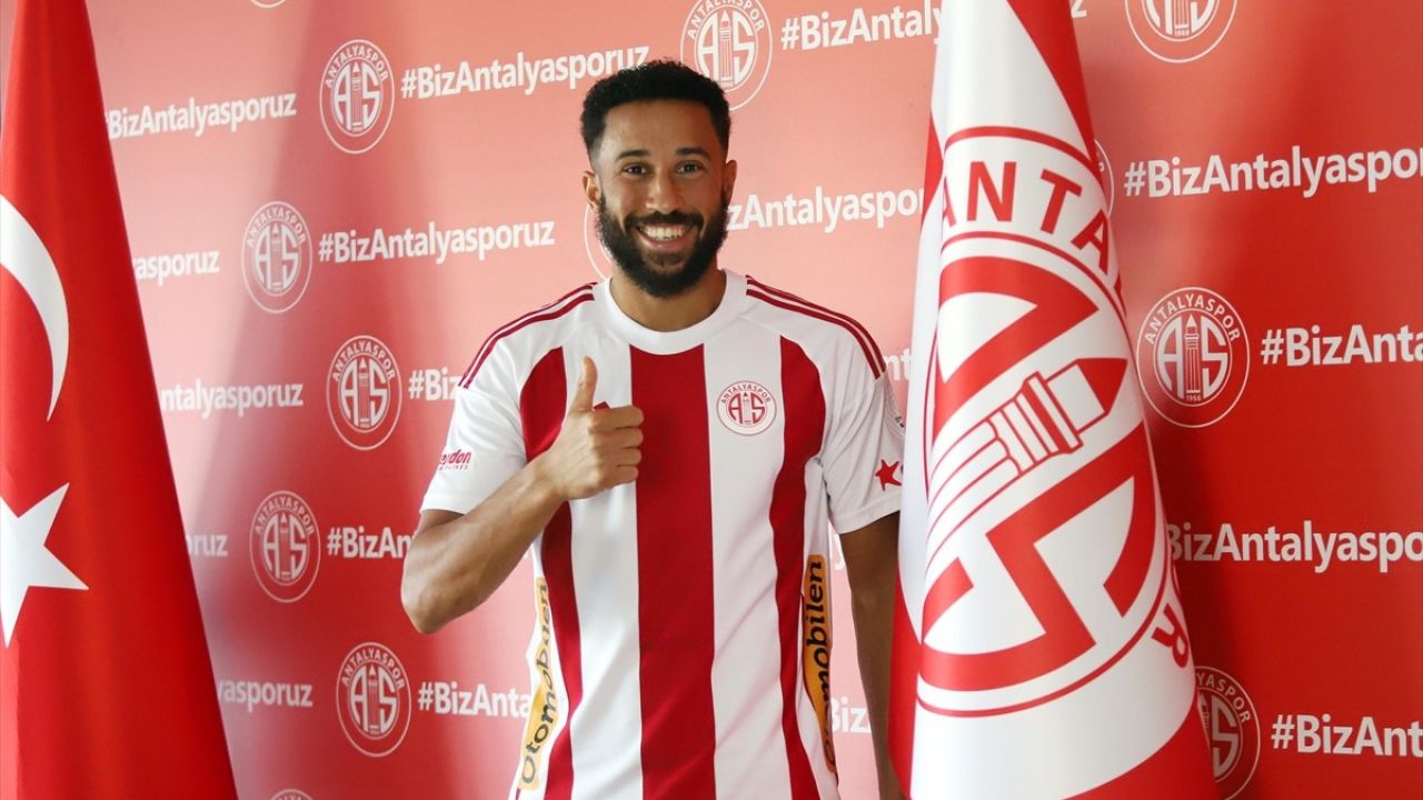 Antalyaspor, Andros Townsend ile İmza Töreni Düzenledi