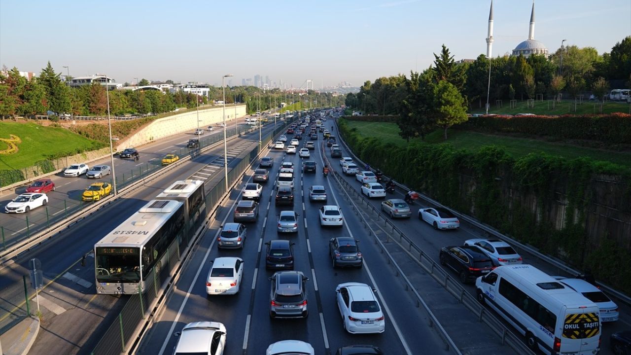 İstanbul'da Cuma Trafiği Yoğunluğu Artıyor