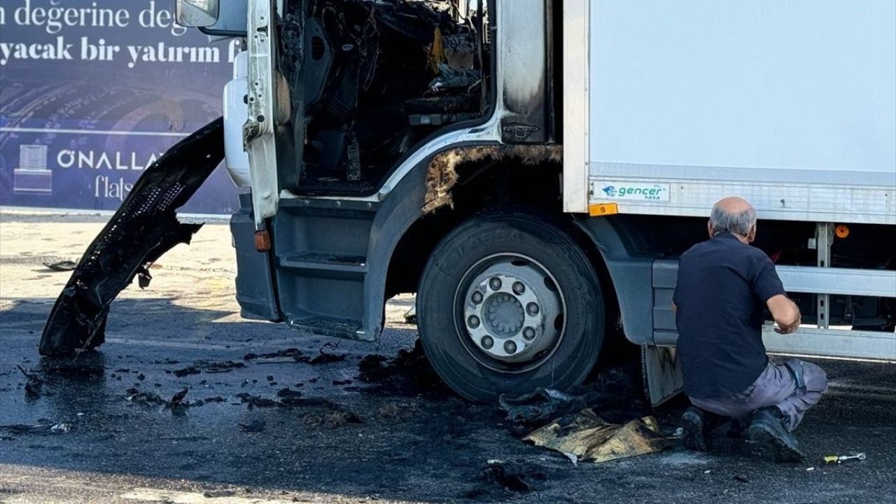 Tuzla'da Zincir Market Sevkiyat Kamyonunda Yangın