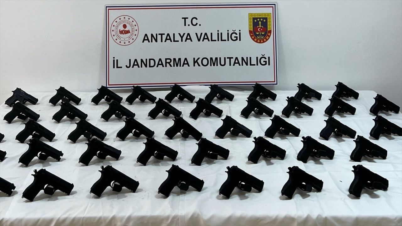 Antalya'da Silah Kaçakçılığına Geçit Yok: 45 Ruhsatsız Tabanca Ele Geçirildi