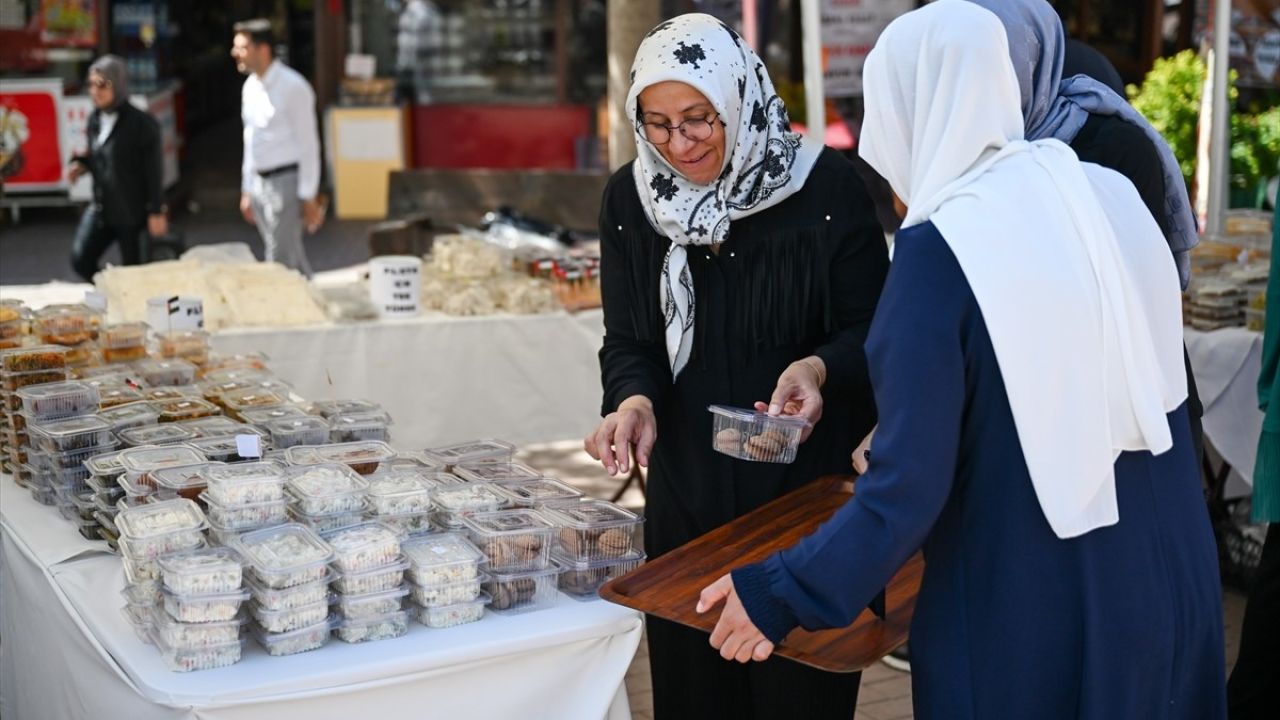 Filistin İçin Dayanışma: AK Parti Altındağ Kadın Kolları Kermes Düzenledi