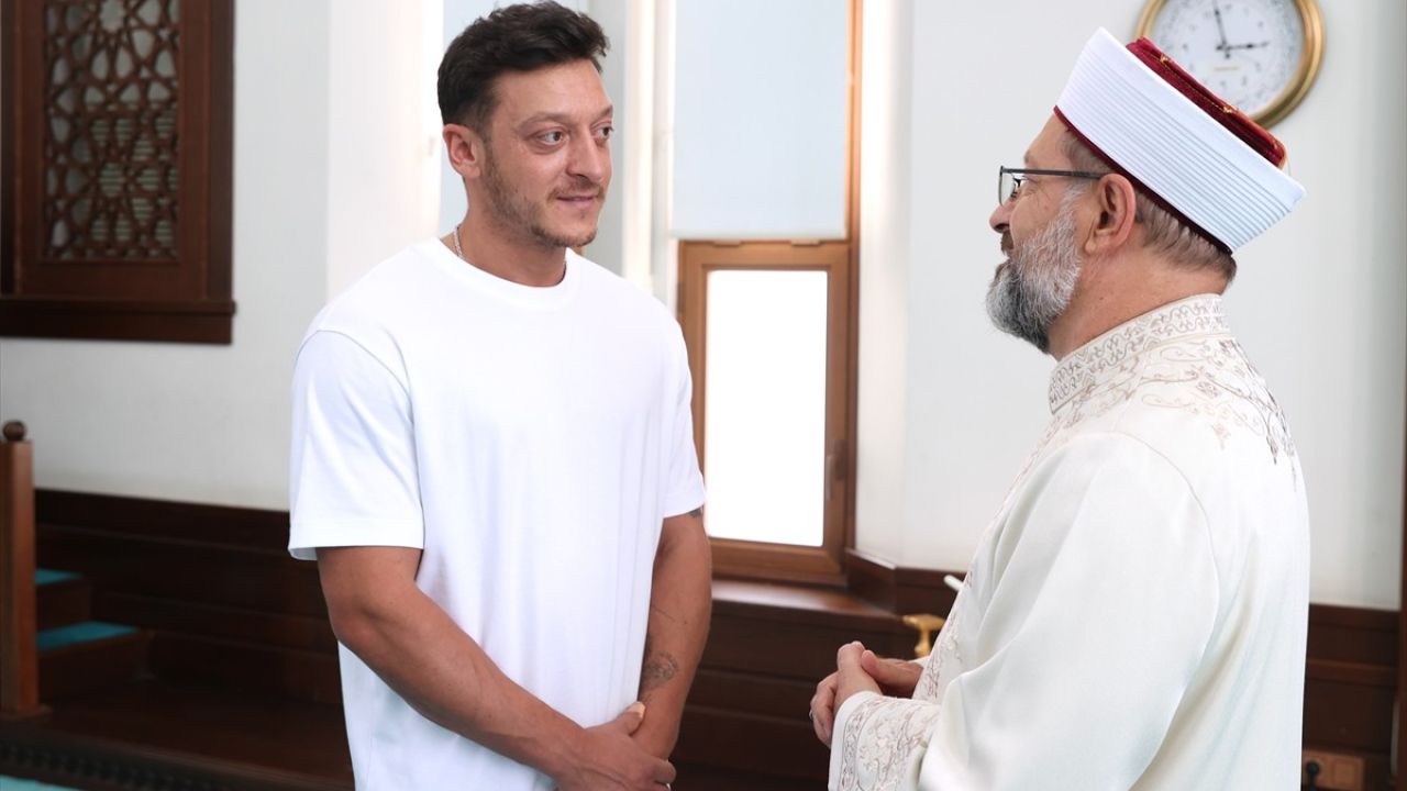 Diyanet İşleri Başkanı Erbaş ve Mesut Özil'den Anlamlı Buluşma