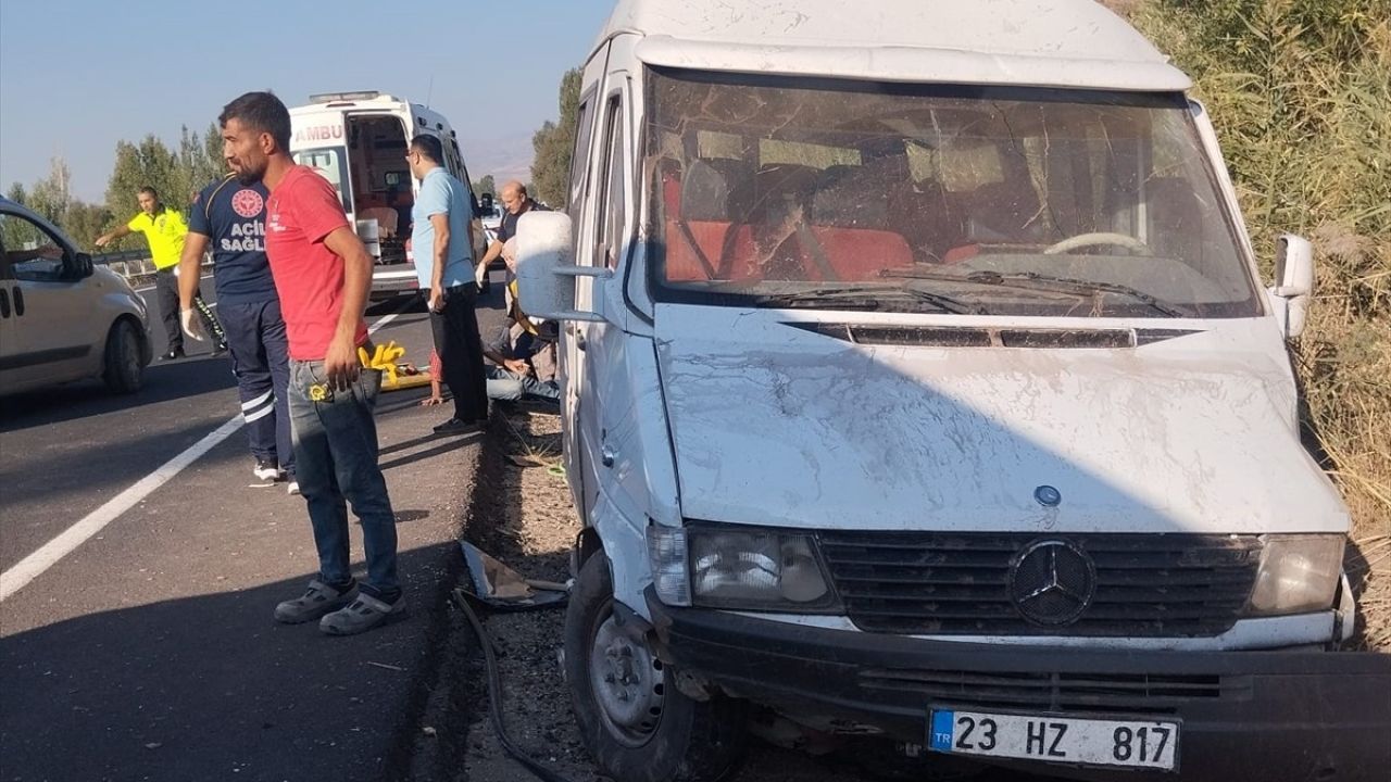 Erzincan'da İşçi Taşıyan Minibüs Kaza Yaptı: 9 Yaralı