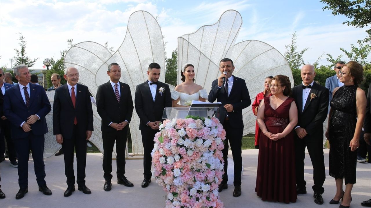 CHP Genel Başkanı Özgür Özel, Nikah Şahidliği Yaptı