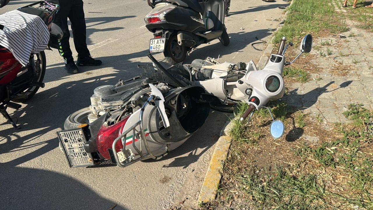 Hatay'da Trafik Kazası: Motosikletli 3 Yaralı