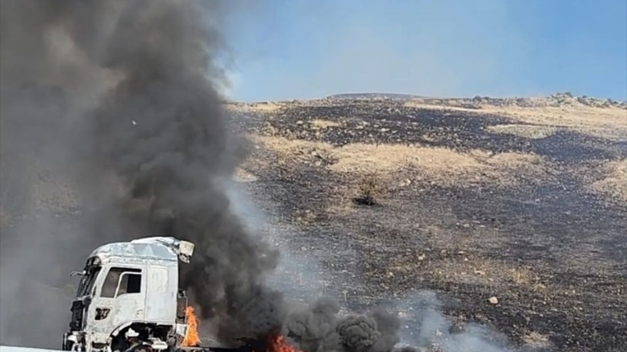 Erzincan'da Seyir Halindeki Tırda Yangın