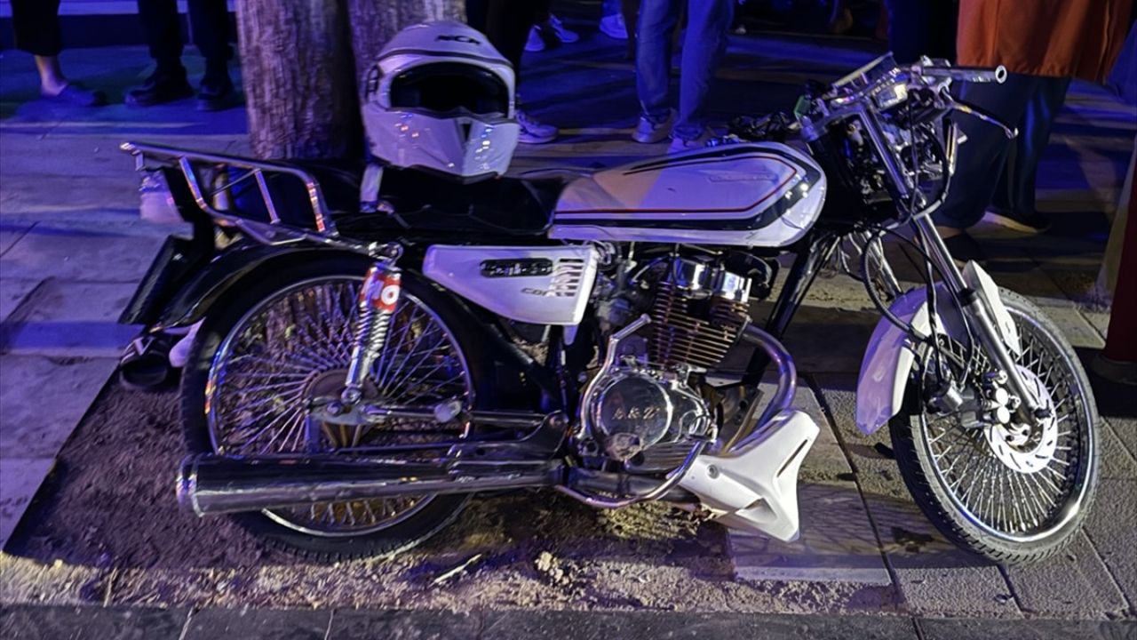 Düzce'de Motosiklet ve Otomobil Çarpıştı: 2 Yaralı