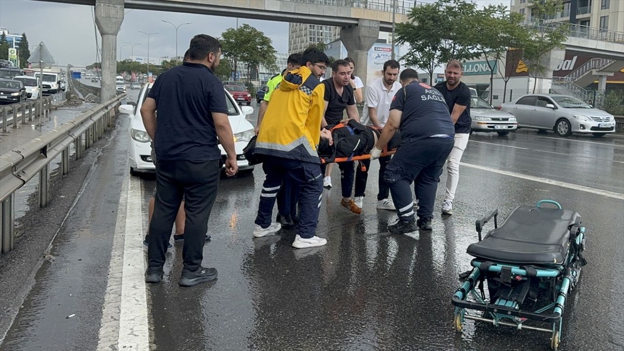 İstanbul'da Yağışlı Havada Motosiklet Kazası: Bir Yaralı