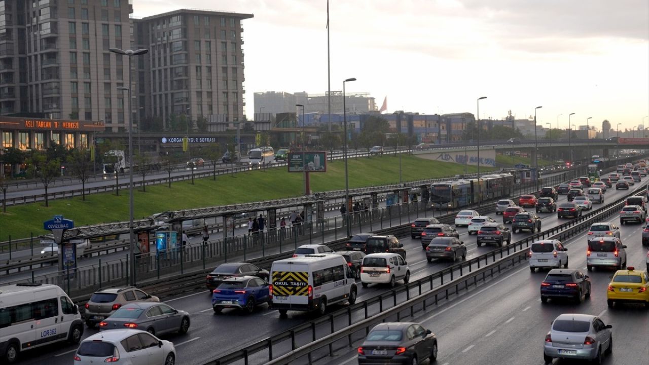 İstanbul'da Yağışlı İlk İş Günü Trafik Sorununu Artırdı