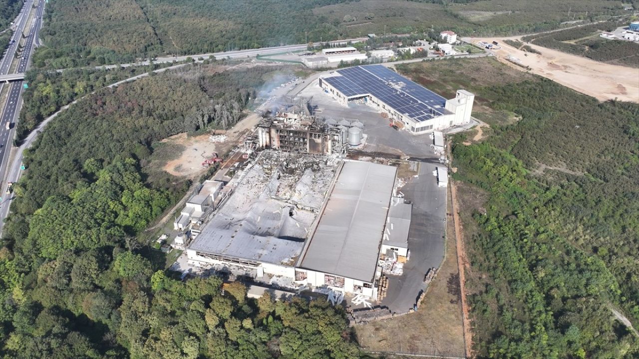 Sakarya'da Makarna Fabrikası Patlaması Sonrası Soğutma Çalışmaları Devam Ediyor