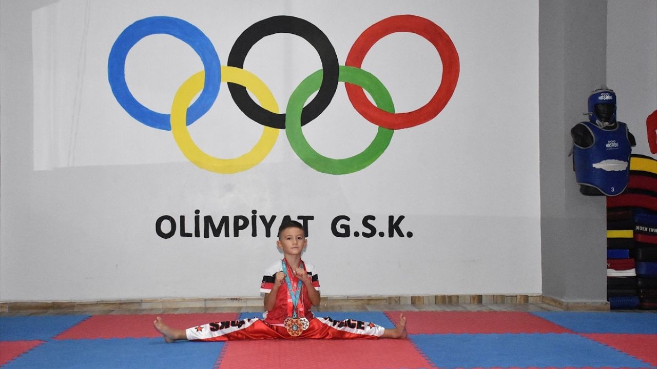 6 Yaşındaki Ahmet Batur İnan'dan Kick Boks'ta Başarı Dolu Yıl