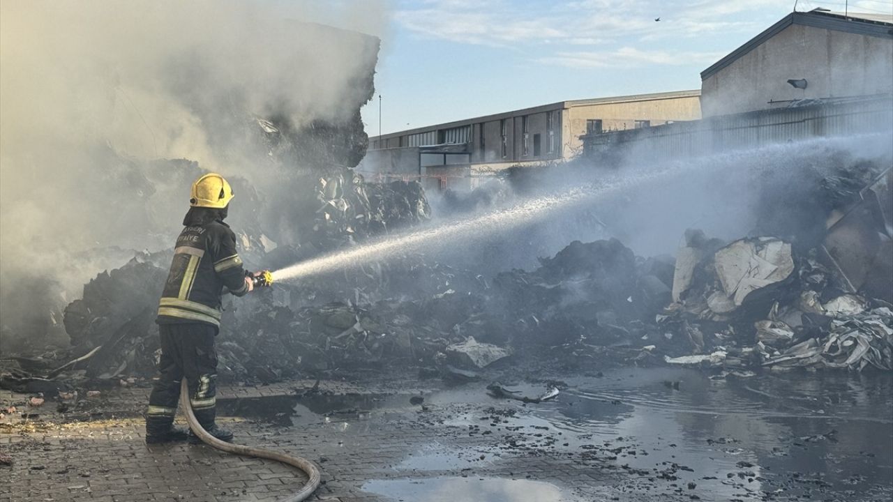 Kayseri'de Keçe Fabrikasında Yangın Çıktı